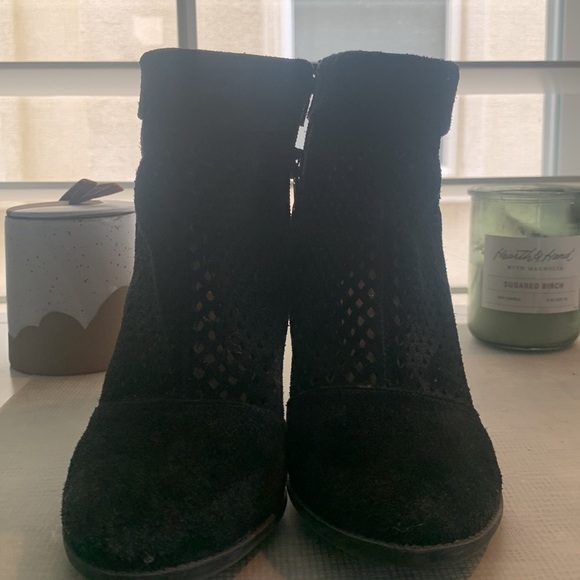 Sole Society suede perforated booties. Size 4 - Picture 5 of 6